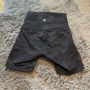 Lululemon camo Align shorts 8”
